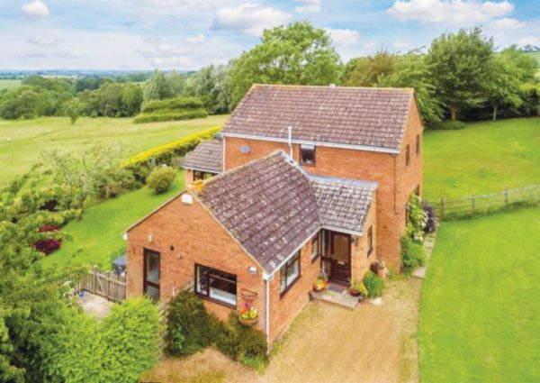 Detached house in auction